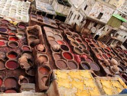 Tanneurs à Fès, détail des jarres